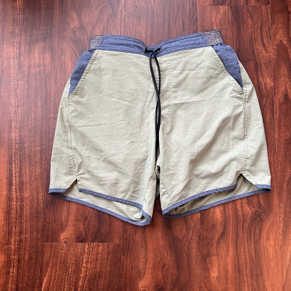 Chubbies The Dynomites 7” FreeFlow Yoga Lined Shorts 
Size Small